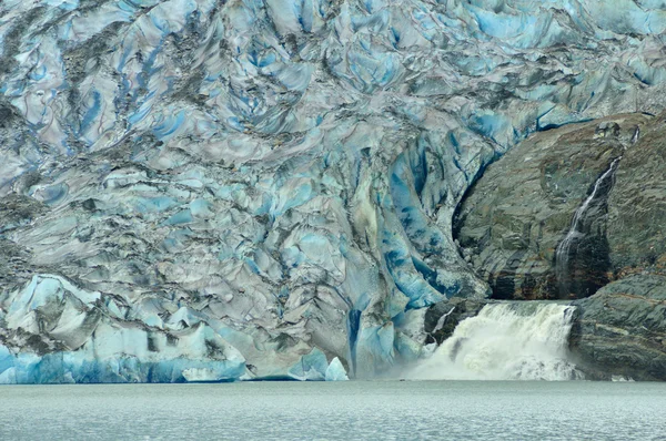 门登霍尔冰川和瀑布，朱诺 — 图库照片