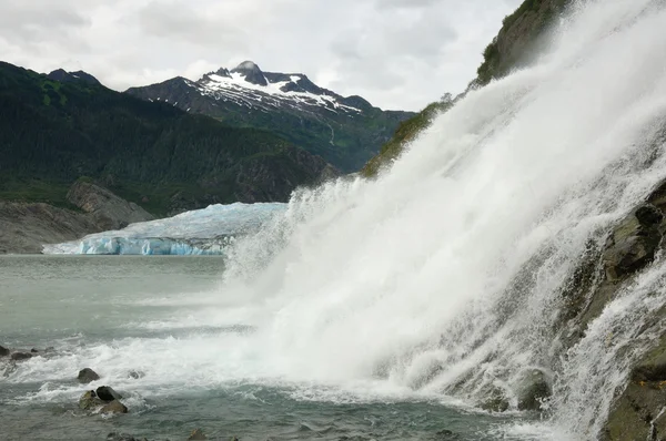 Nugget valt met mendenhall gletsjer — Stockfoto