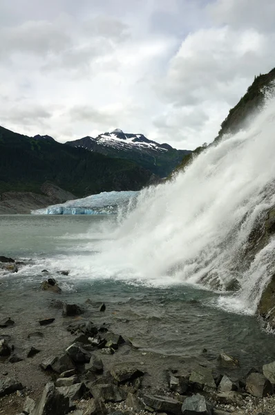 Klumpen faller med mendenhall-glaciären — Stockfoto