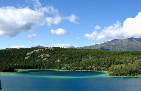 Emerald lake, sky & berg, yukon — Stockfoto