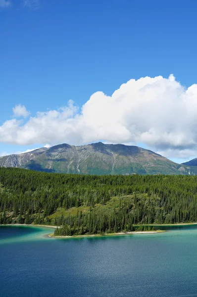 Emerald Lake, Sky & Mountains, Yukon — Stock Photo, Image