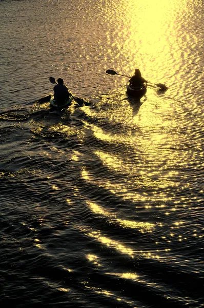 Kayak homme et femme au coucher du soleil — Photo