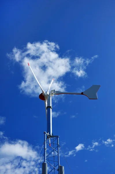 Turbina de viento contra un cielo azul — Foto de Stock
