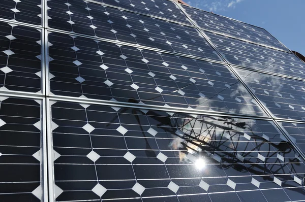Solární panel s odleskem — Stock fotografie