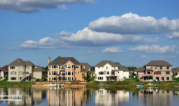 Suburban wykonawczy domy nad jeziorem — Zdjęcie stockowe