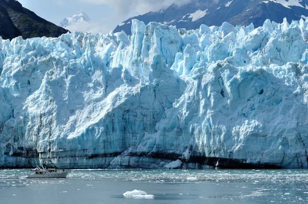 Barco y masivo glaciar Margerie Imagen de archivo