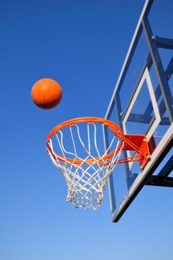 Basketbol hoop doğru başlık atış