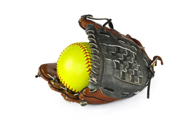 Żółty softball i rękawic — Zdjęcie stockowe