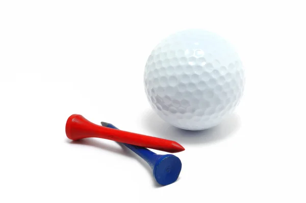 Piłeczki do golfa z tees czerwony i niebieski — Zdjęcie stockowe