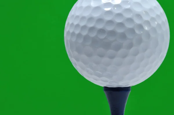 高尔夫球场球和三通与绿色背景 — 图库照片