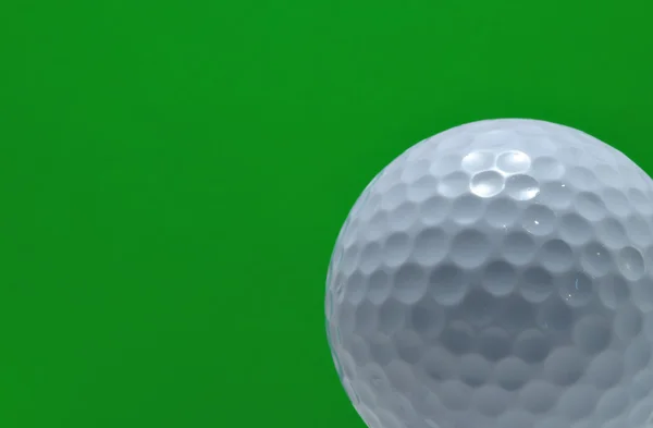 Golf labda, zöld háttérrel — Stock Fotó