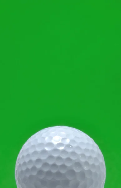 Golfboll med grön bakgrund — Stockfoto