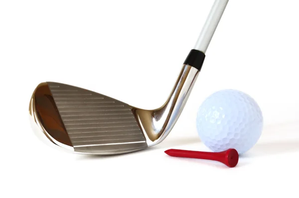 Pitching wedge, golfboll och röd tee — Stockfoto
