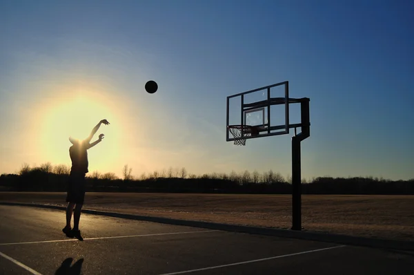 Silhouette von Teenie Boy & Basketball — Stockfoto