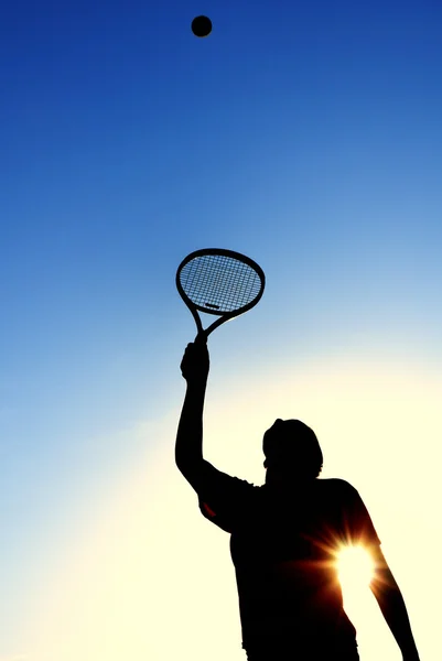 Силуэт девочки-подростка и теннис — стоковое фото