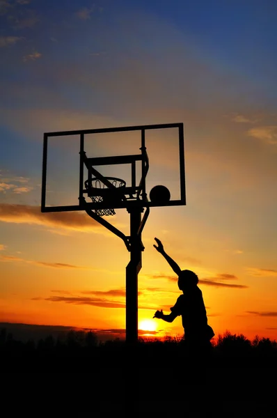 Silhueta de adolescente e basquete — Fotografia de Stock
