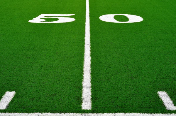50 Yard Line en el campo de fútbol americano — Foto de Stock
