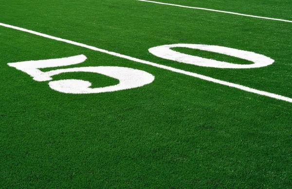 50 yard line på amerikansk fotbollsplan — Stockfoto