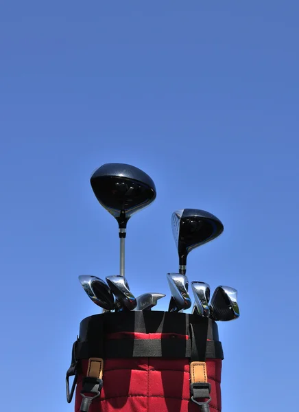 Clubes de golf en una bolsa roja —  Fotos de Stock