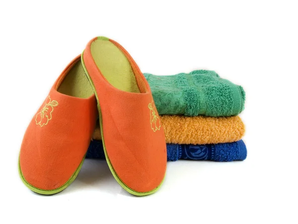 Slippers en handdoeken — Stockfoto