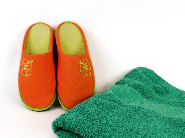 Carpet slippers and towel — Stock Photo, Image