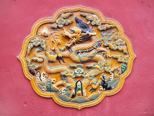 Bajorrelieve con dragón chino — Foto de Stock