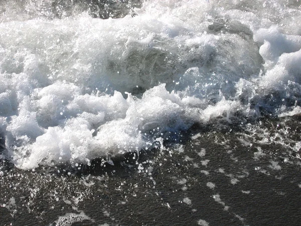 沿岸波の泡と — ストック写真