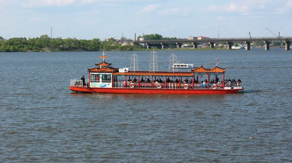 Zwevende passagiersschip in de rivier — Stockfoto