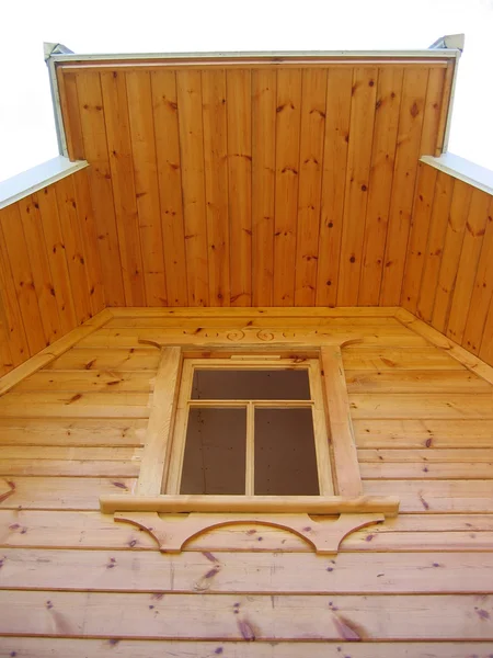 Una ventana en la pared de madera — Stockfoto