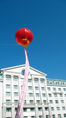 mavi gökyüzünde kırmızı hava balonu