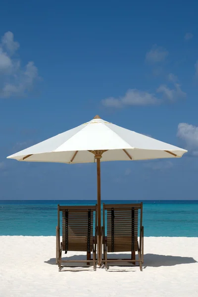 Cadeiras na praia em Maldivas — Fotografia de Stock