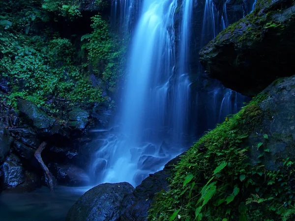 Cachoeira azul e fria — Fotografia de Stock