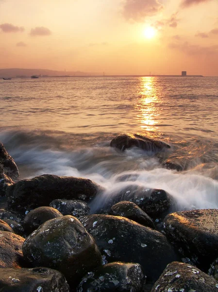 Sunset rocky bay — Stock Photo, Image