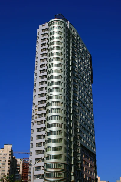 Edifício alto contra o céu azul — Fotografia de Stock