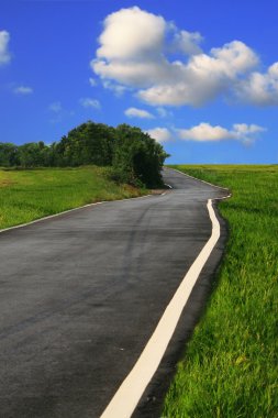 Mavi gökyüzüne karşı bir yol