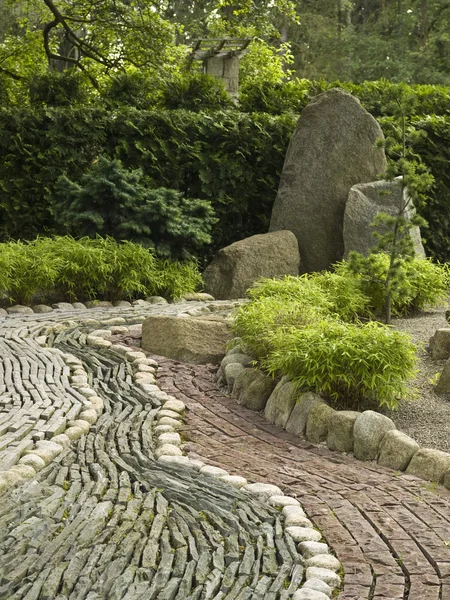 Камень украшения в японском саду — стоковое фото