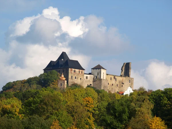 Lichnice castelo gótico na colina — Fotografia de Stock