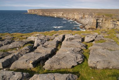 Inishmore adanın kayalık sahil