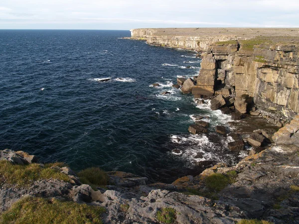 Costa rochosa da ilha de Inishmore — Fotografia de Stock