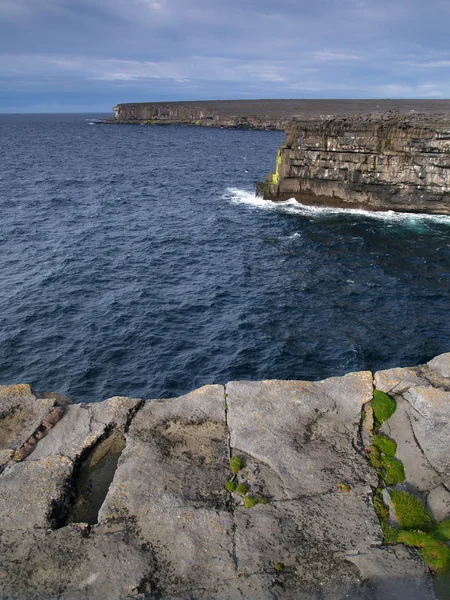 Cliffs on inishmore, Irlanda — Foto Stock