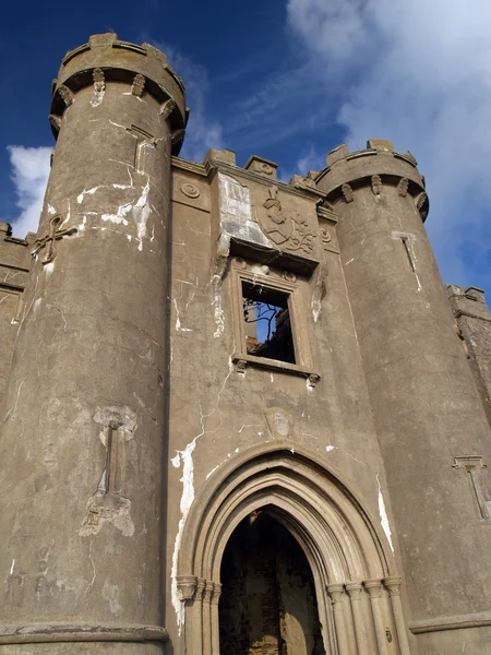 Neogotycki zamek brama z wieżami — Zdjęcie stockowe