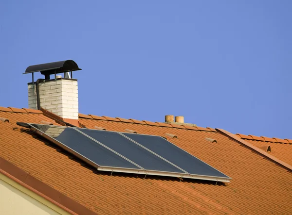 Telhado com painéis de aquecimento solar — Fotografia de Stock