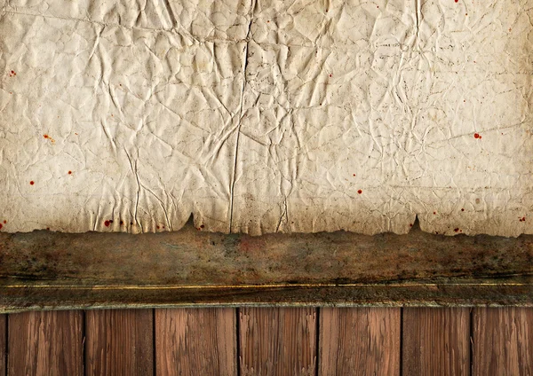 Papel enrugado velho em madeira — Fotografia de Stock