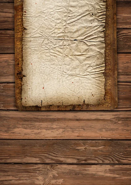 Vecchia carta stropicciata su legno — Foto Stock