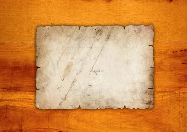Старая морщинистая бумага на дереве — стоковое фото