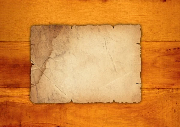 Старая морщинистая бумага на дереве — стоковое фото