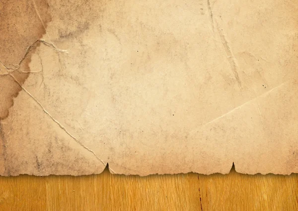 Παλιό τσαλακωμένο χαρτί σε ξύλο Εικόνα Αρχείου