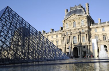 louvre piramit yapı