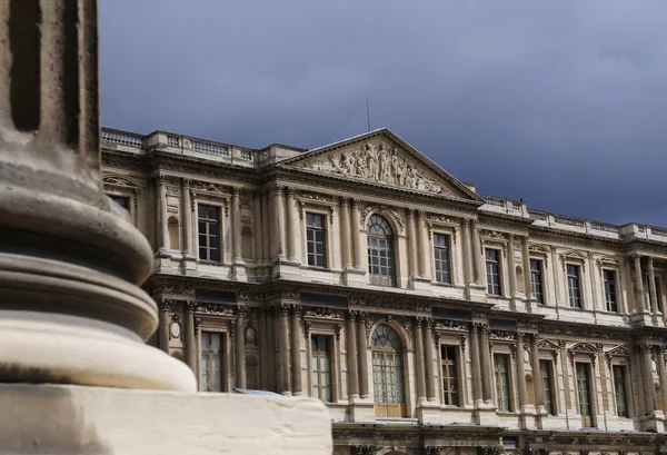 Edificio clásico en el museo del Louvre — Foto de Stock