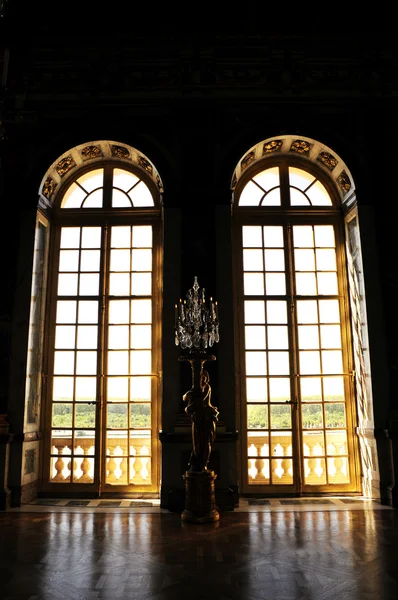 Duże okna w królewskim pałacu — Zdjęcie stockowe